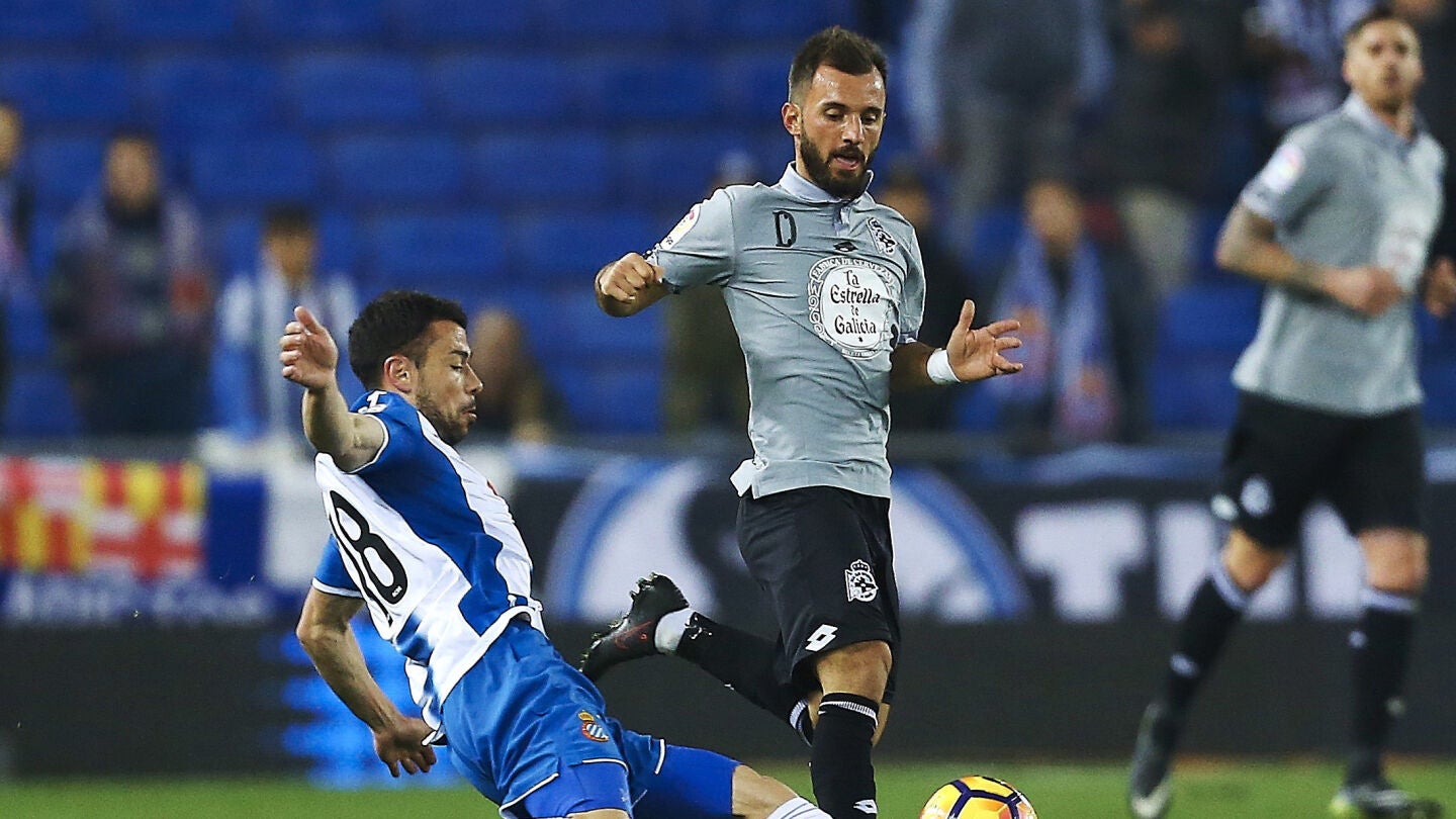 Javi Fuego intenta robar el bal&oacute;n durante el partido del Espanyol