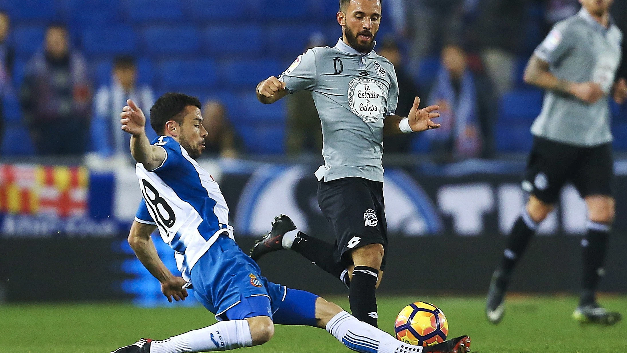 Javi Fuego intenta robar el balón durante el partido del Espanyol