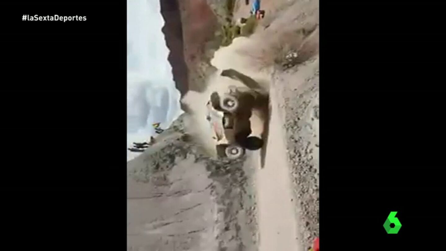 Frame 8.183332 de: El espeluznante v&iacute;deo de los aficionados que casi atropella Carlos Sainz en el Dakar