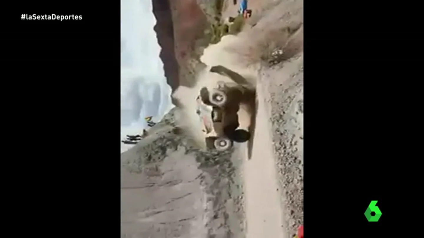 Frame 8.183332 de: El espeluznante vídeo de los aficionados que casi atropella Carlos Sainz en el Dakar Frame 8.183332 de: El espeluznante vídeo de los aficionados que casi atropella Carlos Sainz en el Dakar