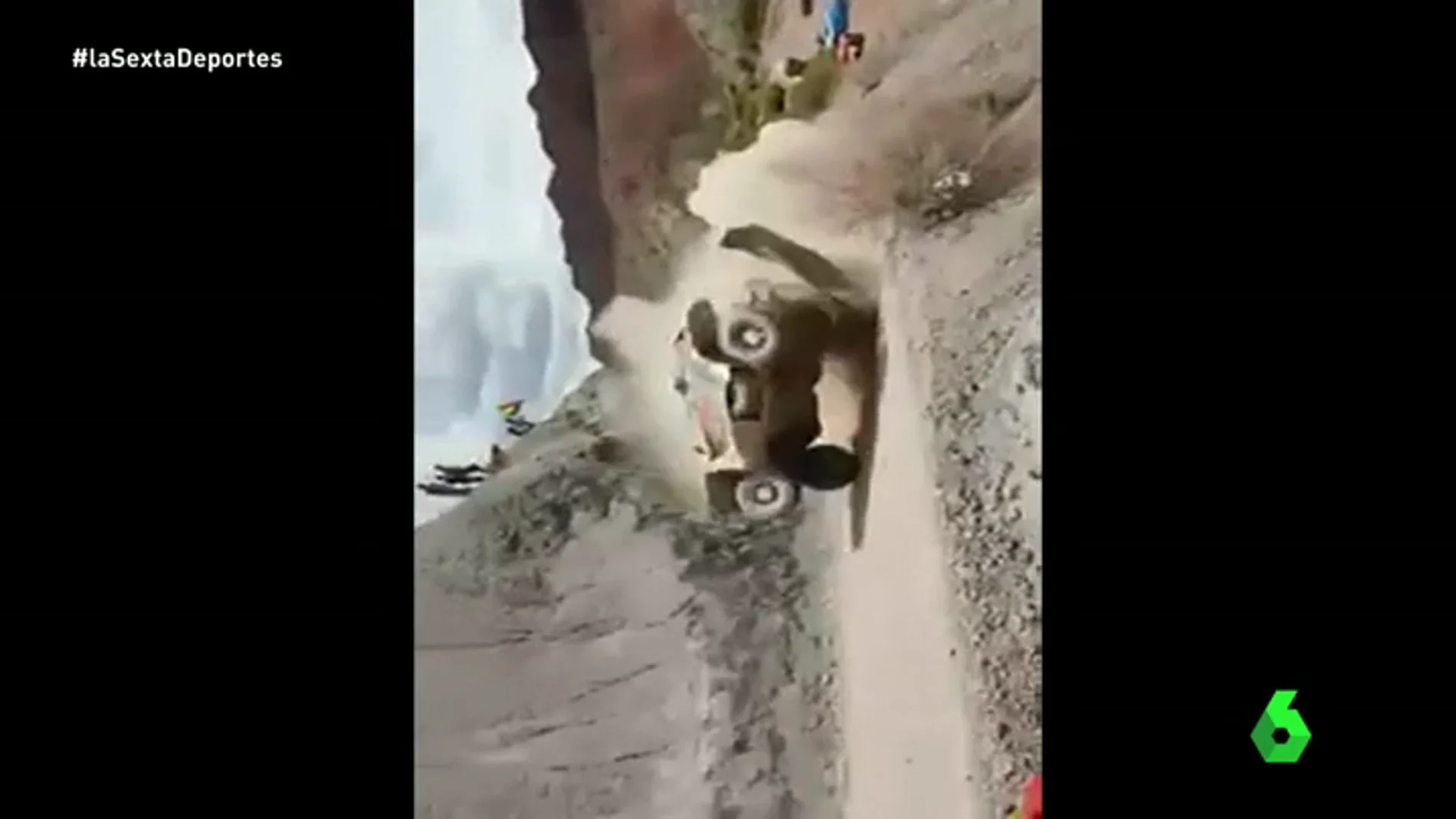 Frame 8.183332 de: El espeluznante vídeo de los aficionados que casi atropella Carlos Sainz en el Dakar