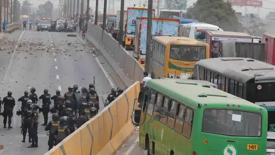 Cientos de vecinos y transportistas bloquearon hoy de forma violenta un tramo de la carretera Panamericana Norte de Lima y destruyeron las garitas de control en protesta por el alza de peajes en esa zona de la capital peruana Cientos de vecinos y transportistas bloquearon hoy de forma violenta un tramo de la carretera Panamericana Norte de Lima y destruyeron las garitas de control en protesta por el alza de peajes en esa zona de la capital peruana