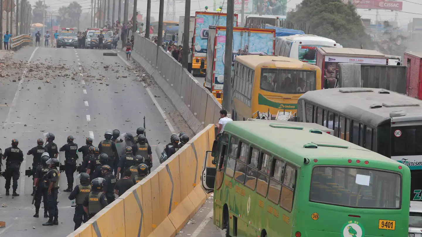 Cientos de vecinos y transportistas bloquearon hoy de forma violenta un tramo de la carretera Panamericana Norte de Lima y destruyeron las garitas de control en protesta por el alza de peajes en esa zona de la capital peruana Cientos de vecinos y transportistas bloquearon hoy de forma violenta un tramo de la carretera Panamericana Norte de Lima y destruyeron las garitas de control en protesta por el alza de peajes en esa zona de la capital peruana