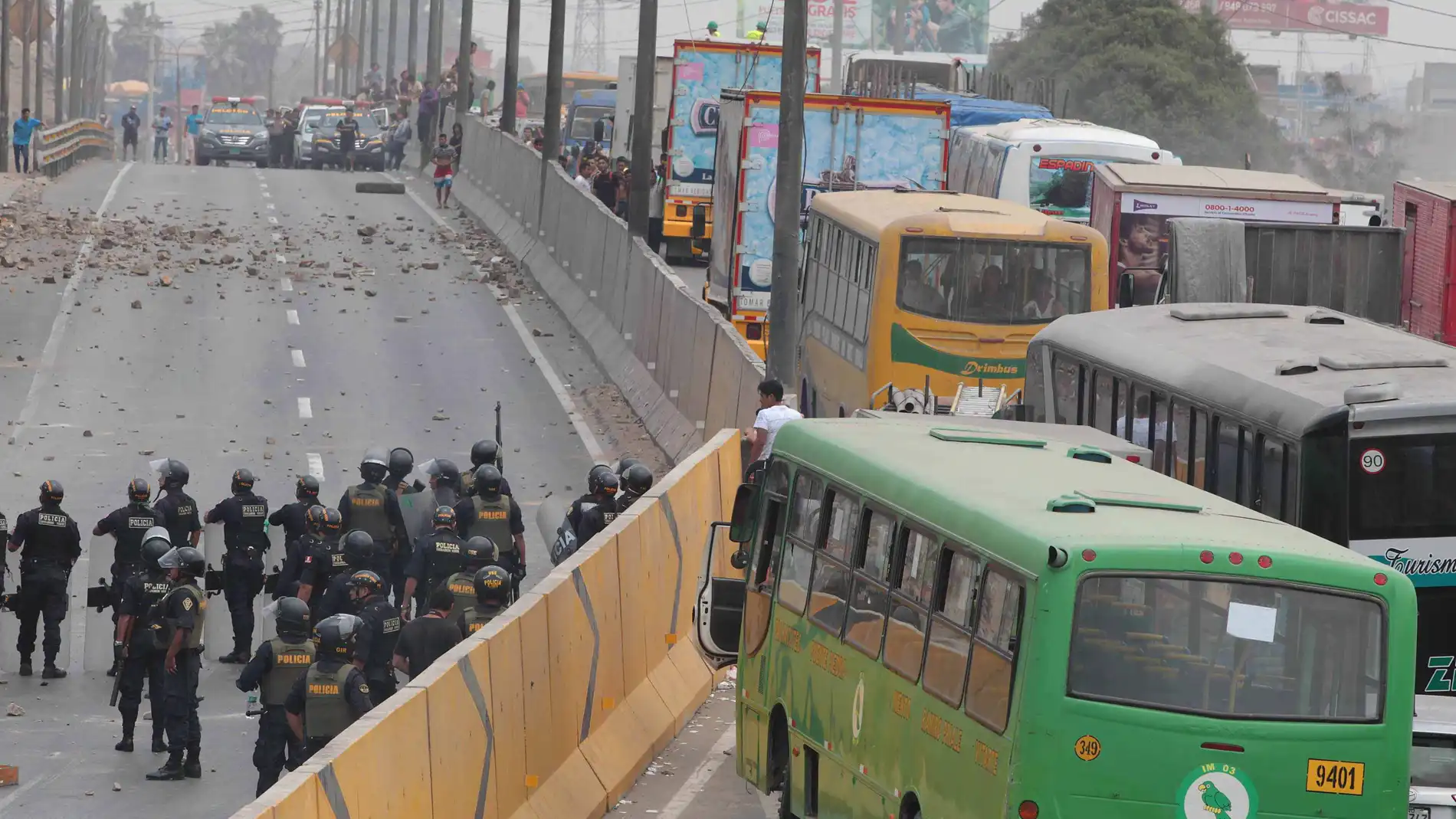 Cientos de vecinos y transportistas bloquearon hoy de forma violenta un tramo de la carretera Panamericana Norte de Lima y destruyeron las garitas de control en protesta por el alza de peajes en esa zona de la capital peruana