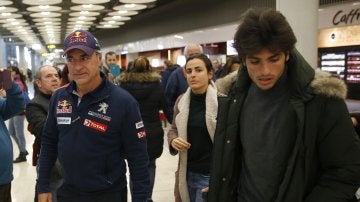 Carlos Sainz acompañado por su hijo en su llegada al Aeropuerto