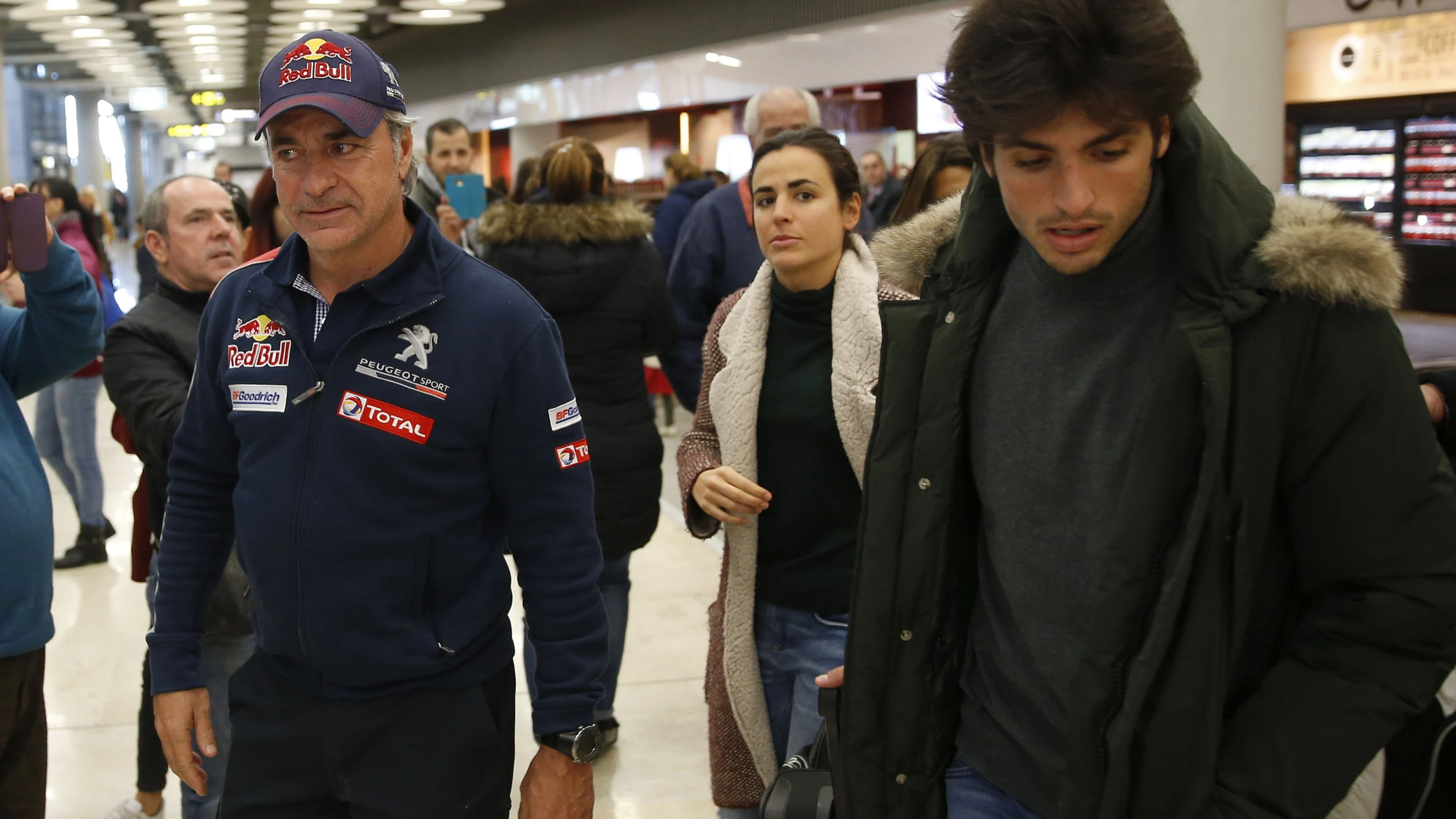 Carlos Sainz acompañado por su hijo en su llegada al Aeropuerto