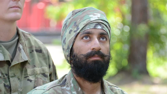 Un soldado estadounidense, con turbante, barba y su uniforme militar Un soldado estadounidense, con turbante, barba y su uniforme militar
