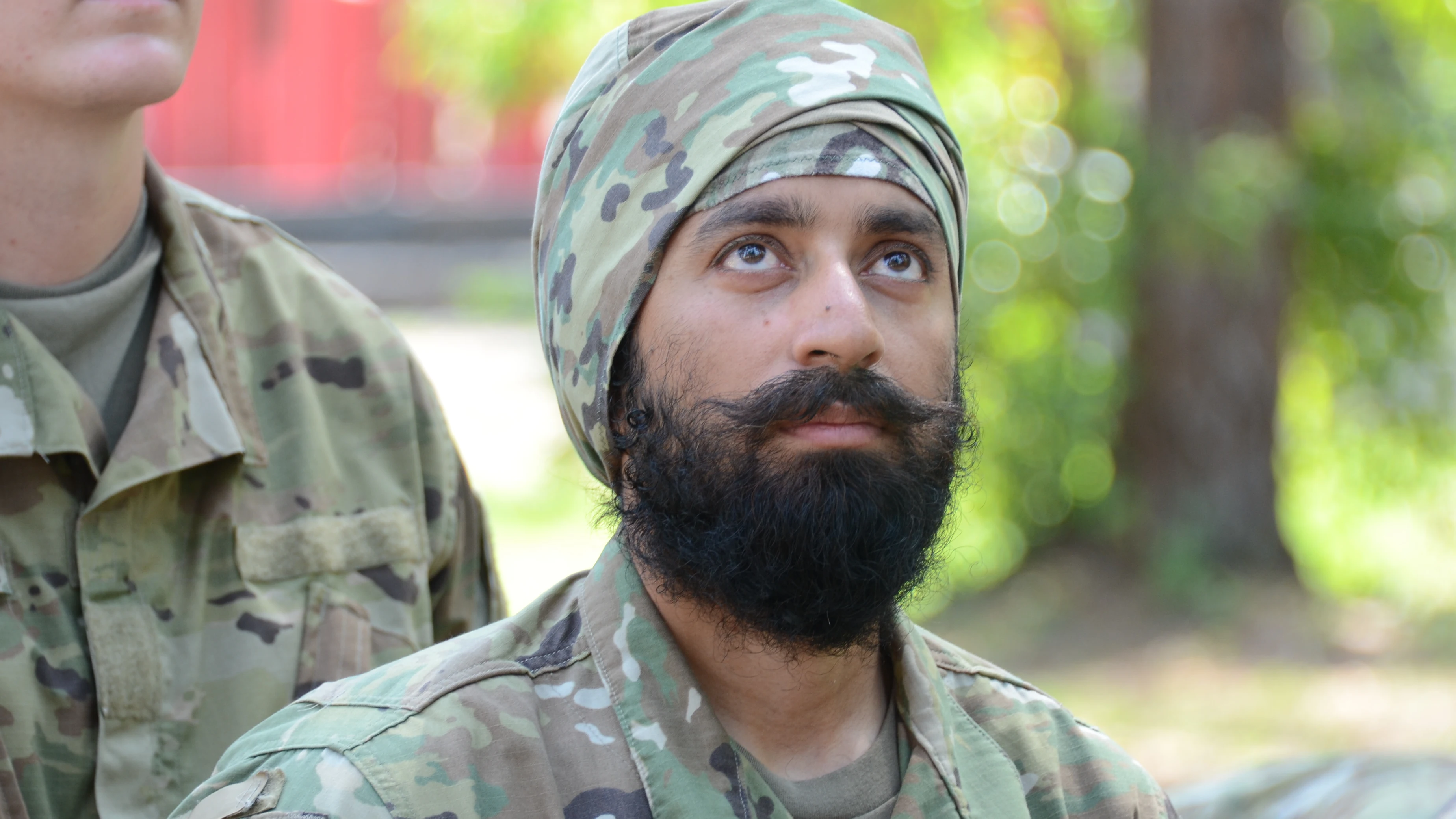 Un soldado estadounidense, con turbante, barba y su uniforme militar