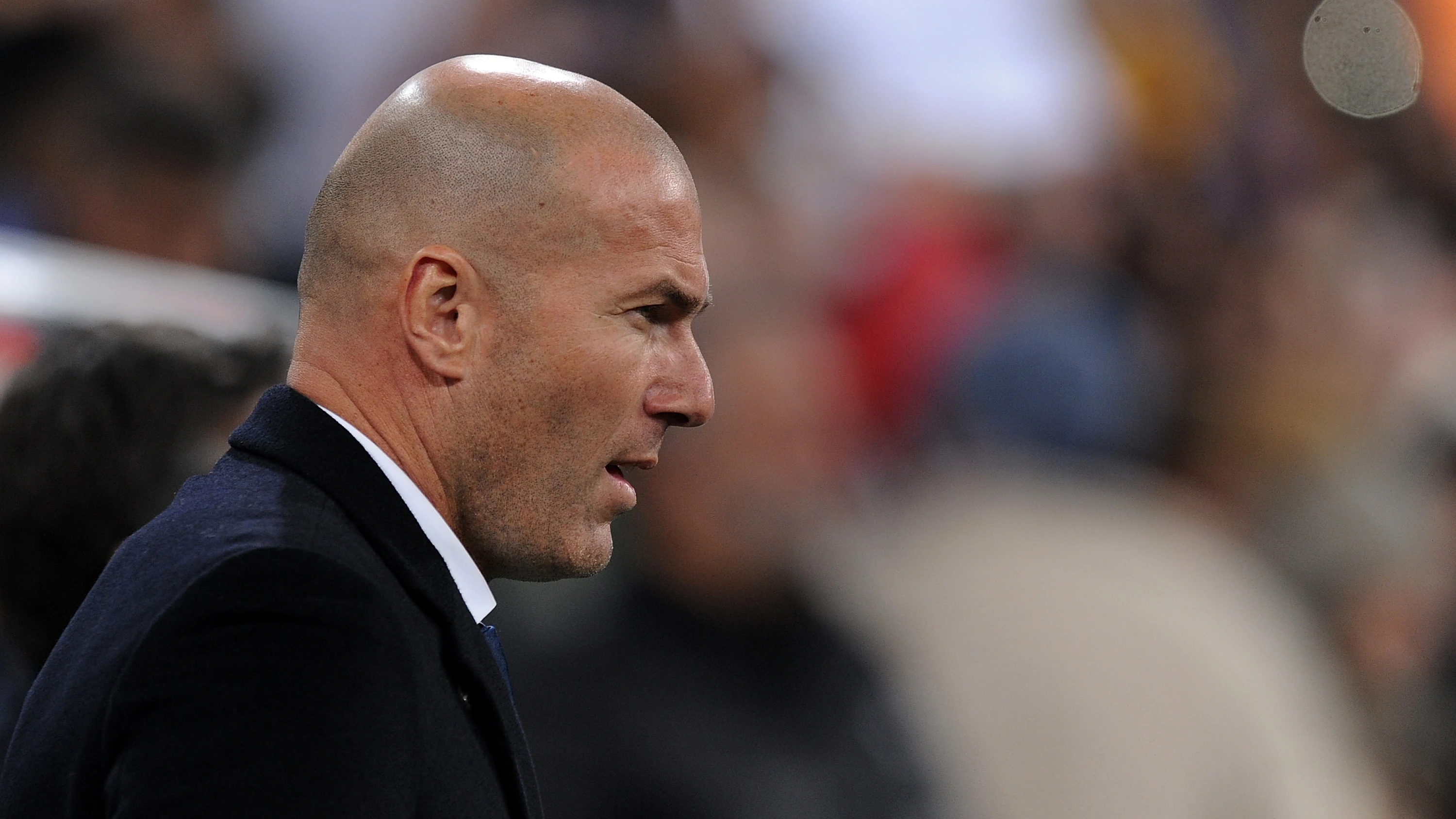 Zidane en un partido con el Real Madrid Zidane en un partido con el Real Madrid