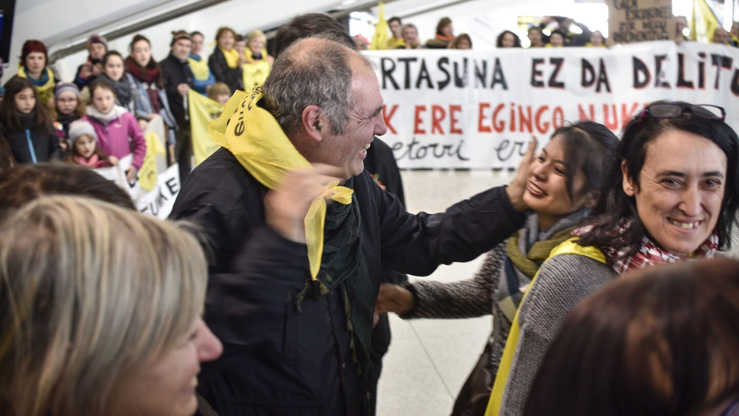 Los activistas Mikel Zuloaga y Bego&ntilde;a Huarte