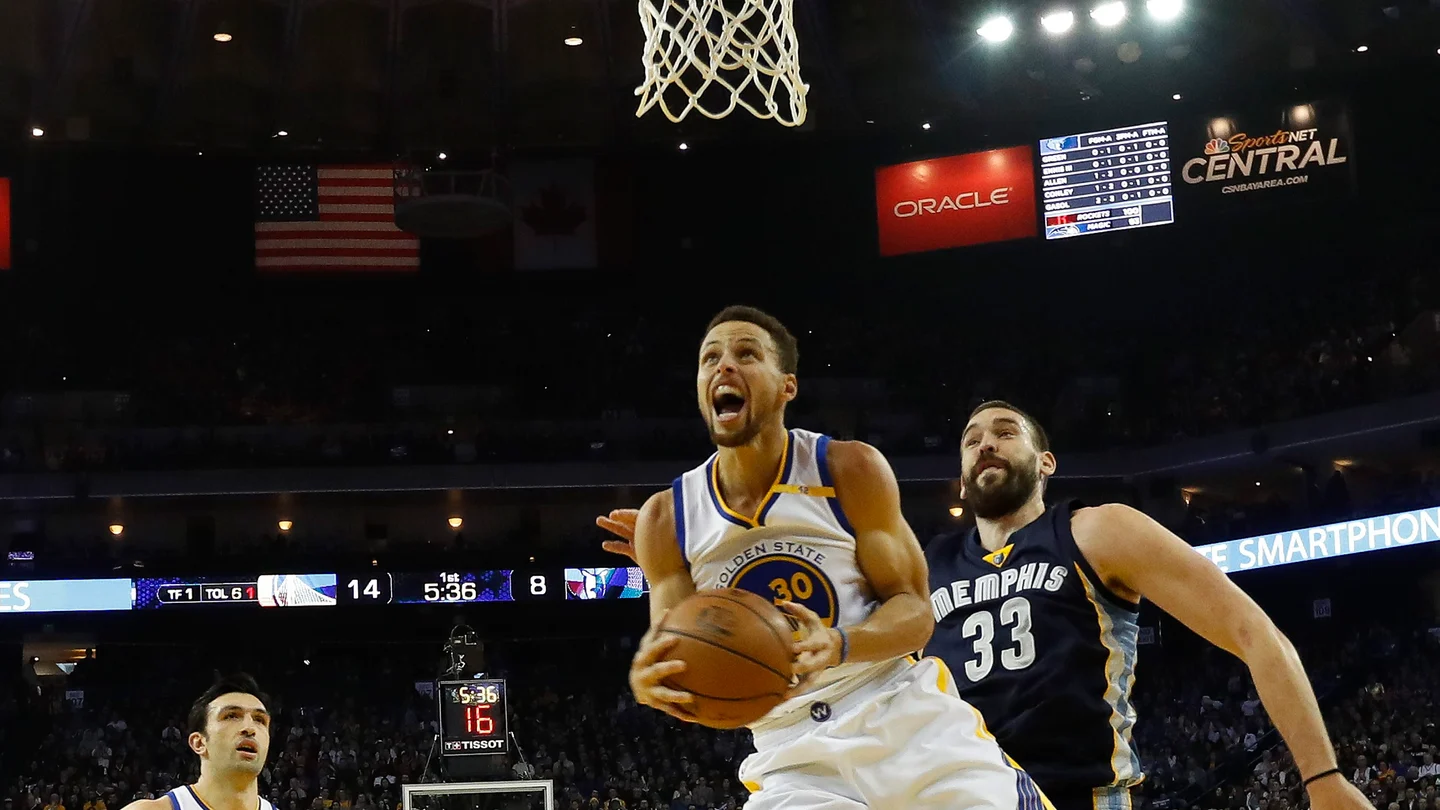 Curry entra a canasta perseguido por Marc Gasol Curry entra a canasta perseguido por Marc Gasol