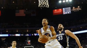 Curry entra a canasta perseguido por Marc Gasol