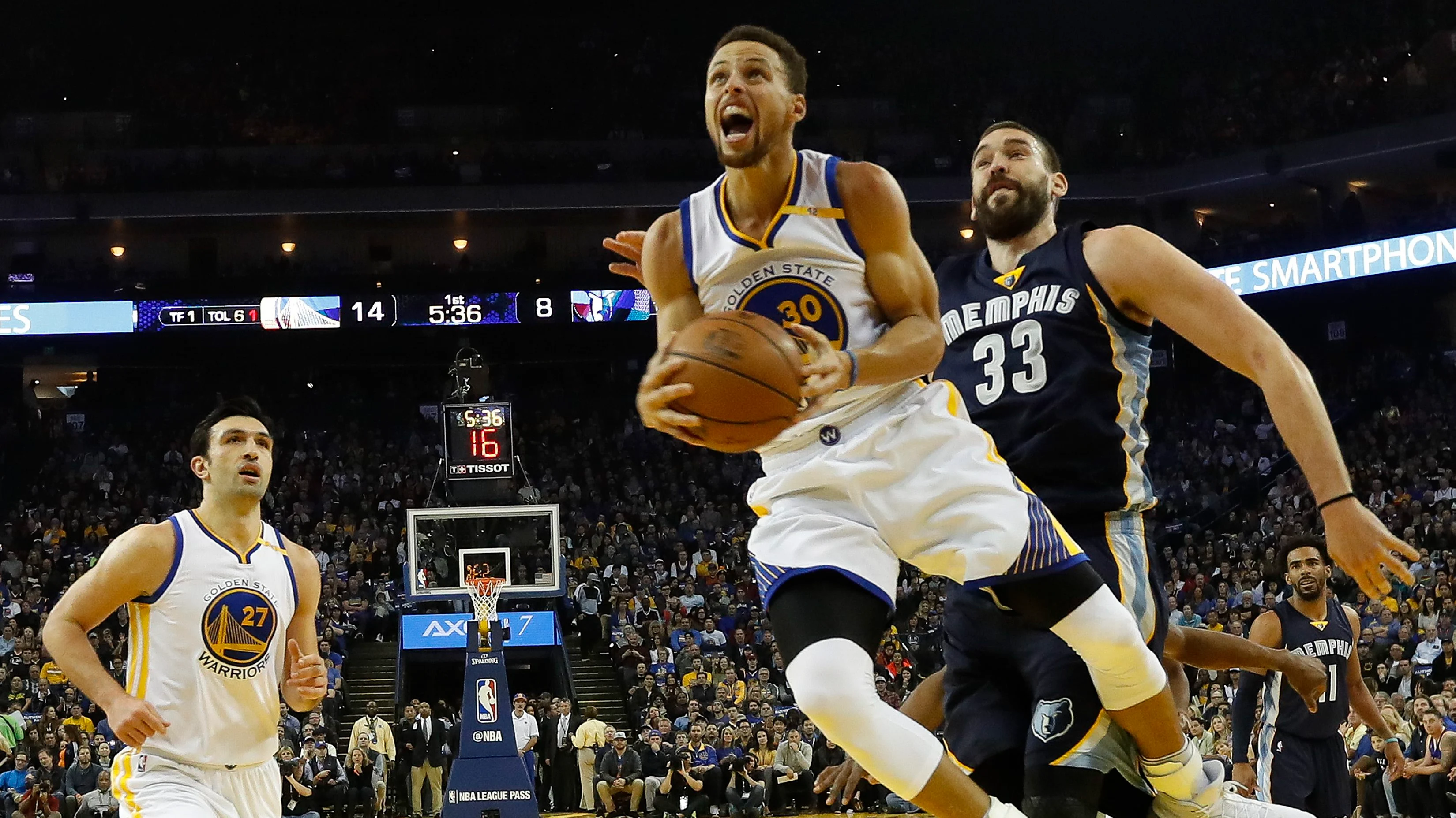 Curry entra a canasta perseguido por Marc Gasol