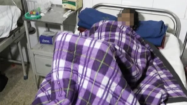 La víctima, recuperándose en una de las camas del hospital