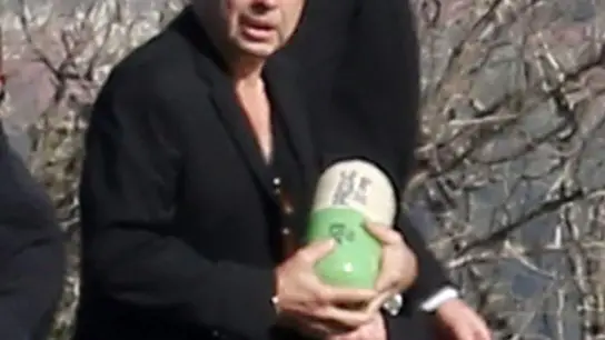 El hermano de Carrie Fisher, con la urna que guarda os restos de la actriz El hermano de Carrie Fisher, con la urna que guarda os restos de la actriz
