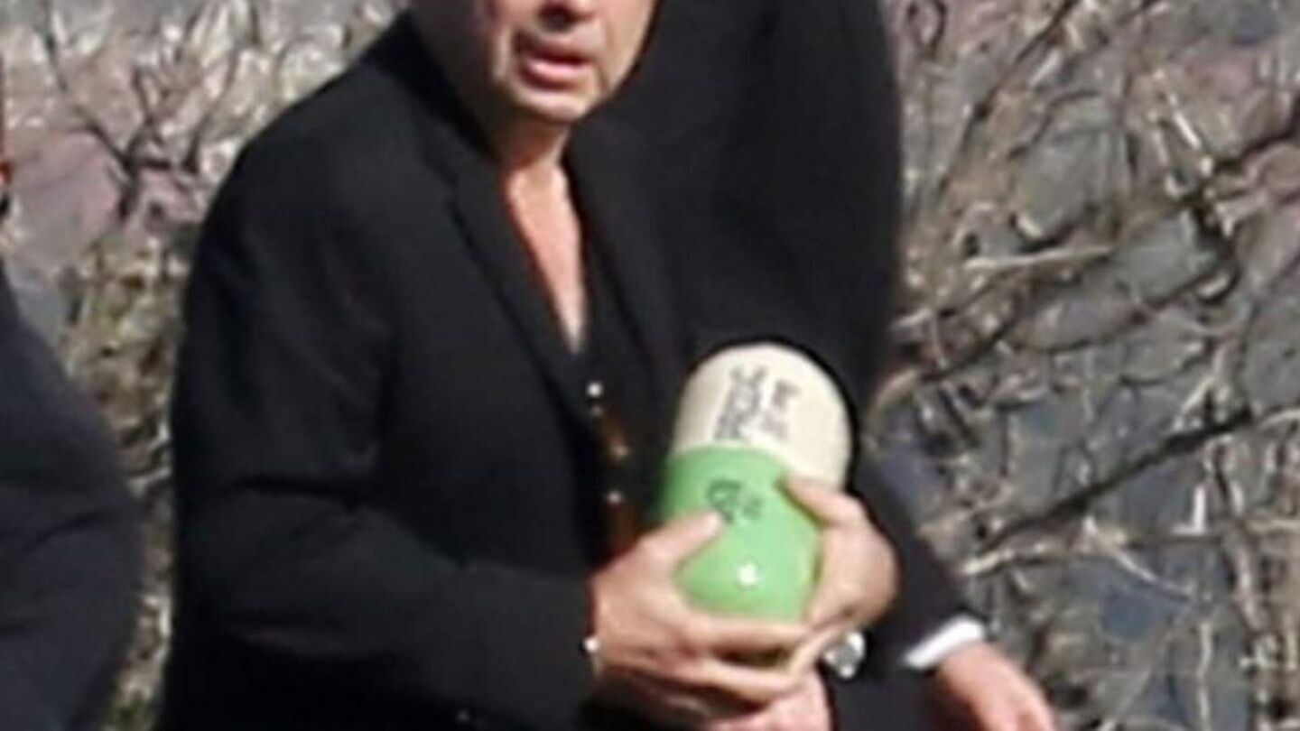 El hermano de Carrie Fisher, con la urna que guarda os restos de la actriz