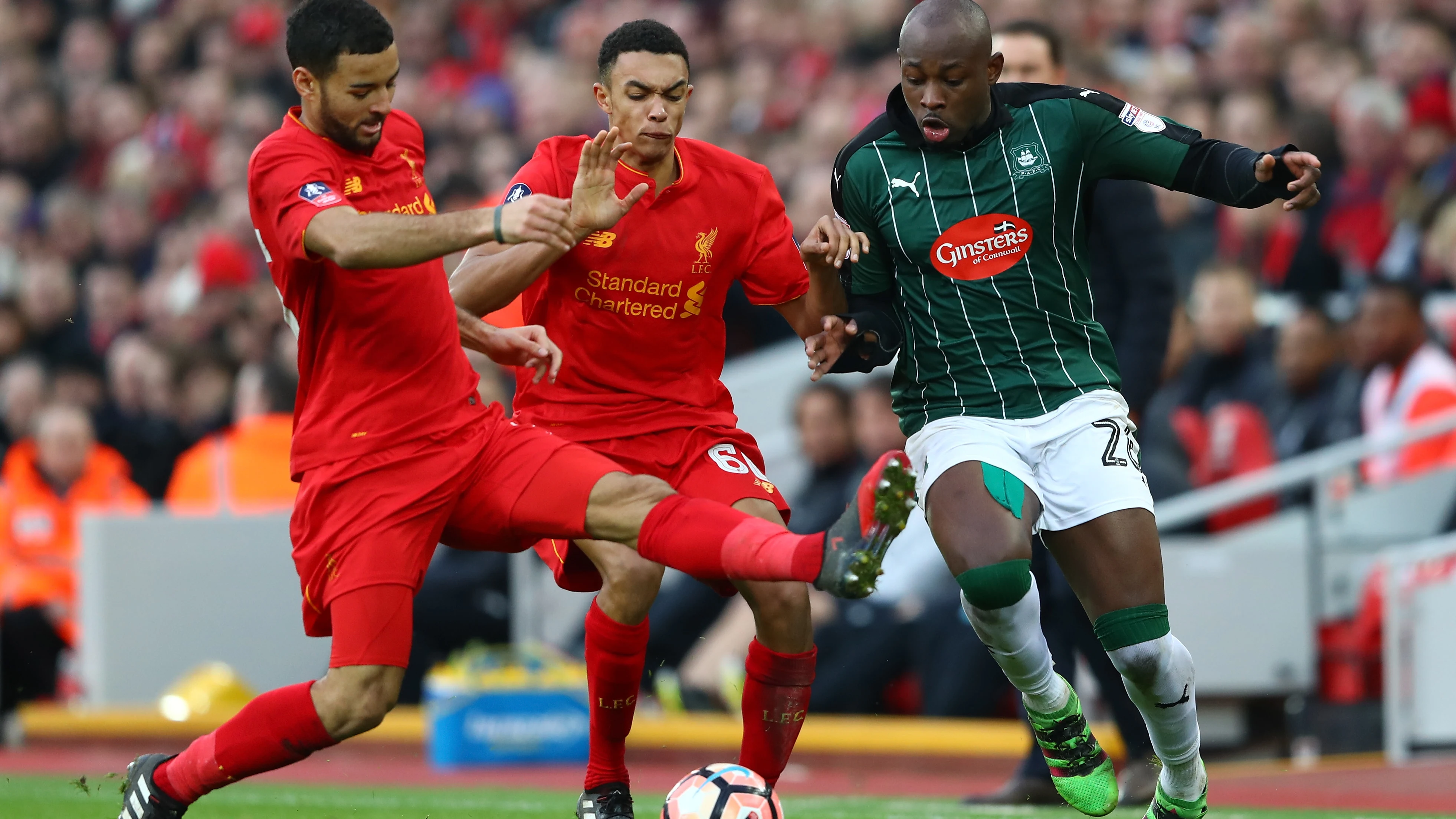 Alexander-Arnold y Kevin Stewart luchando por un balón