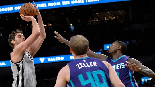 Pau Gasol tira a canasta en el partido ante los Hornets Pau Gasol tira a canasta en el partido ante los Hornets