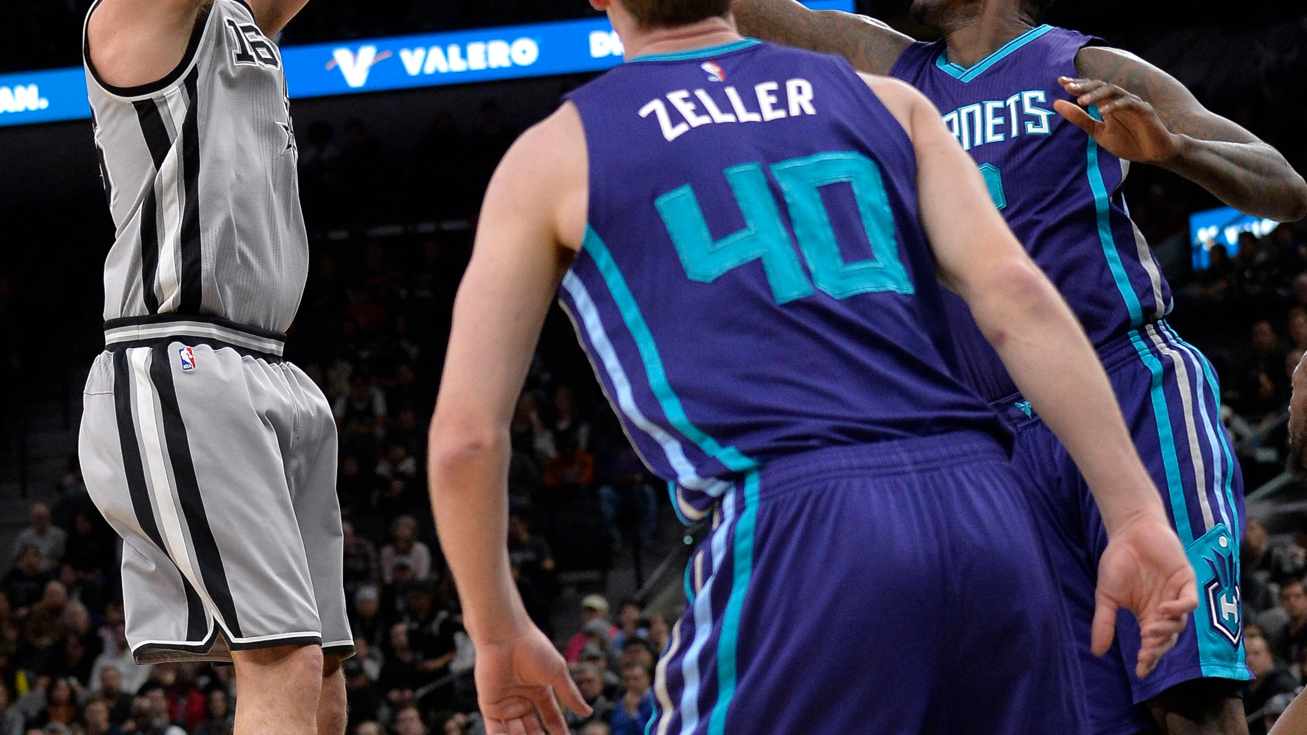 Pau Gasol tira a canasta en el partido ante los Hornets