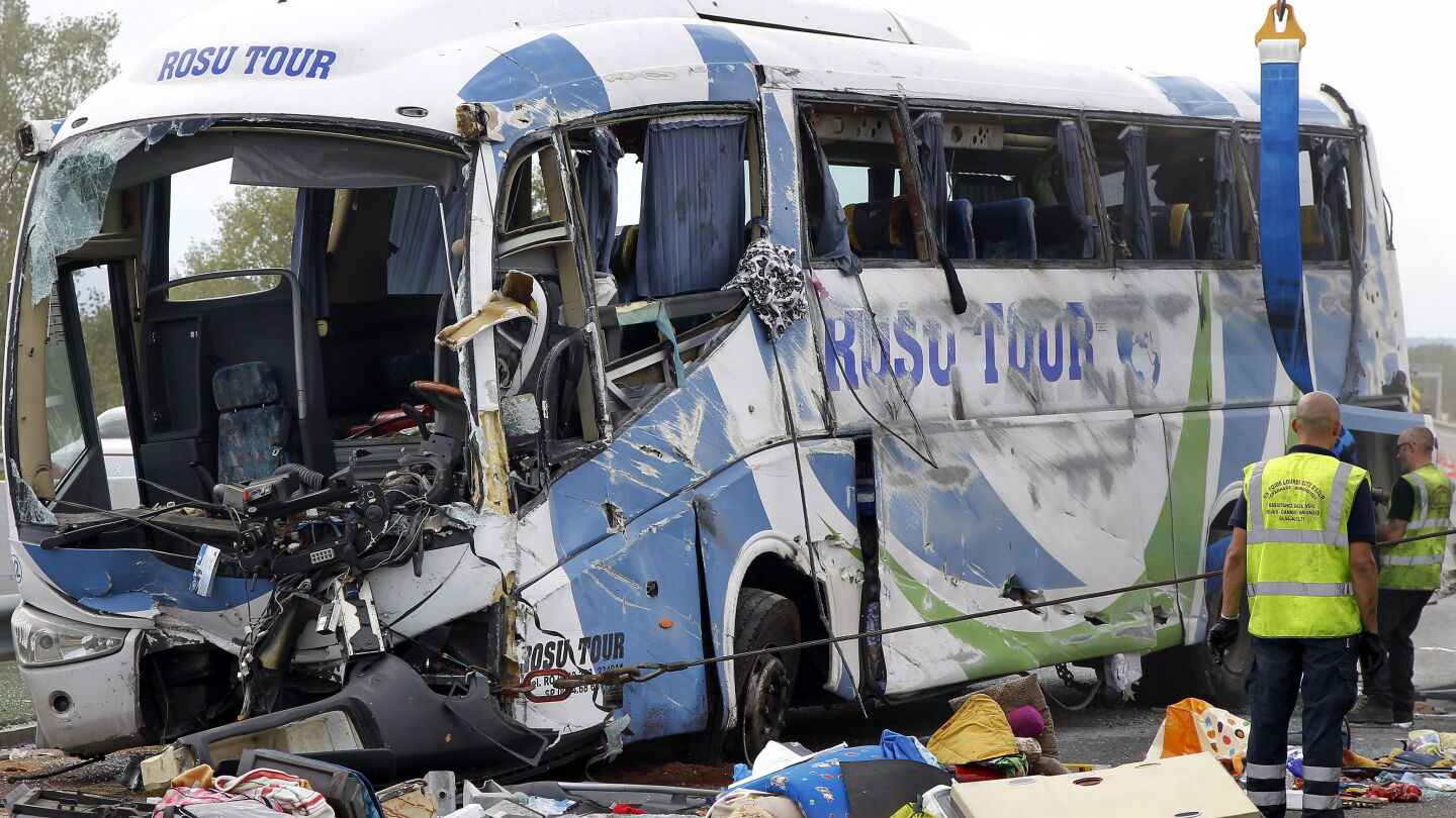 Miembros de los servicios de rescate franceses trabajan en el lugar de un accidente de un autob&uacute;s ocurrido hace unos a&ntilde;os, en la autopista A8