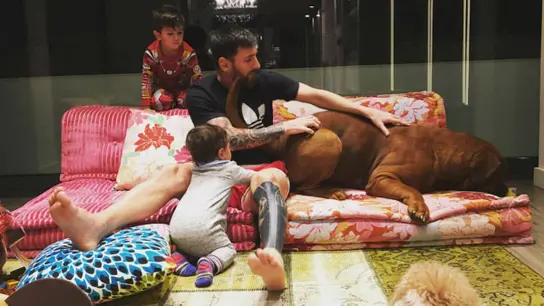 Messi y sus hijos junto a Hulk Messi y sus hijos junto a Hulk