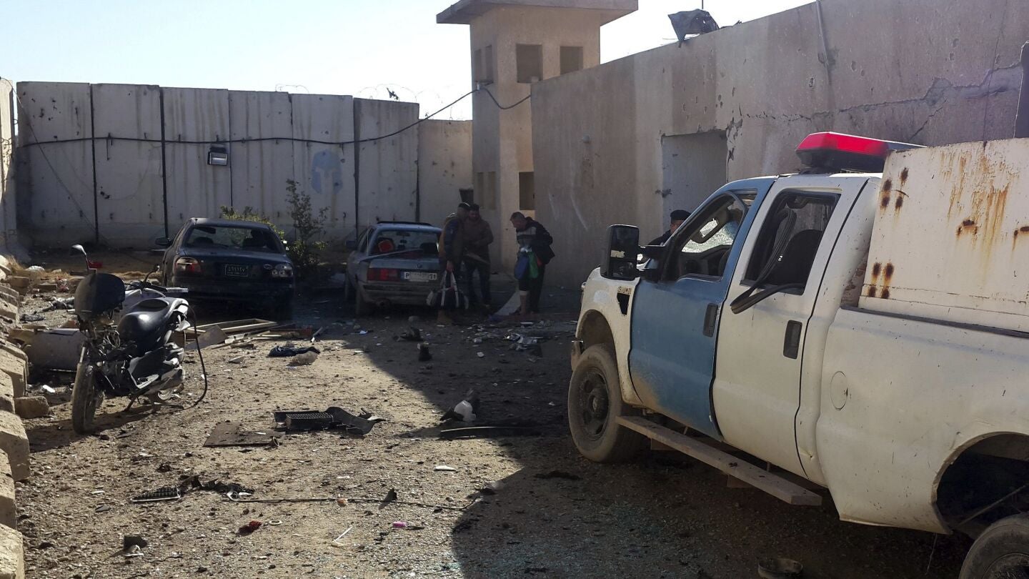 Varios polic&iacute;as comprueban los da&ntilde;os ocasionados en una comisar&iacute;a en Samarra (Irak) tras un atentado con coche bomba el pasado 3 de enero