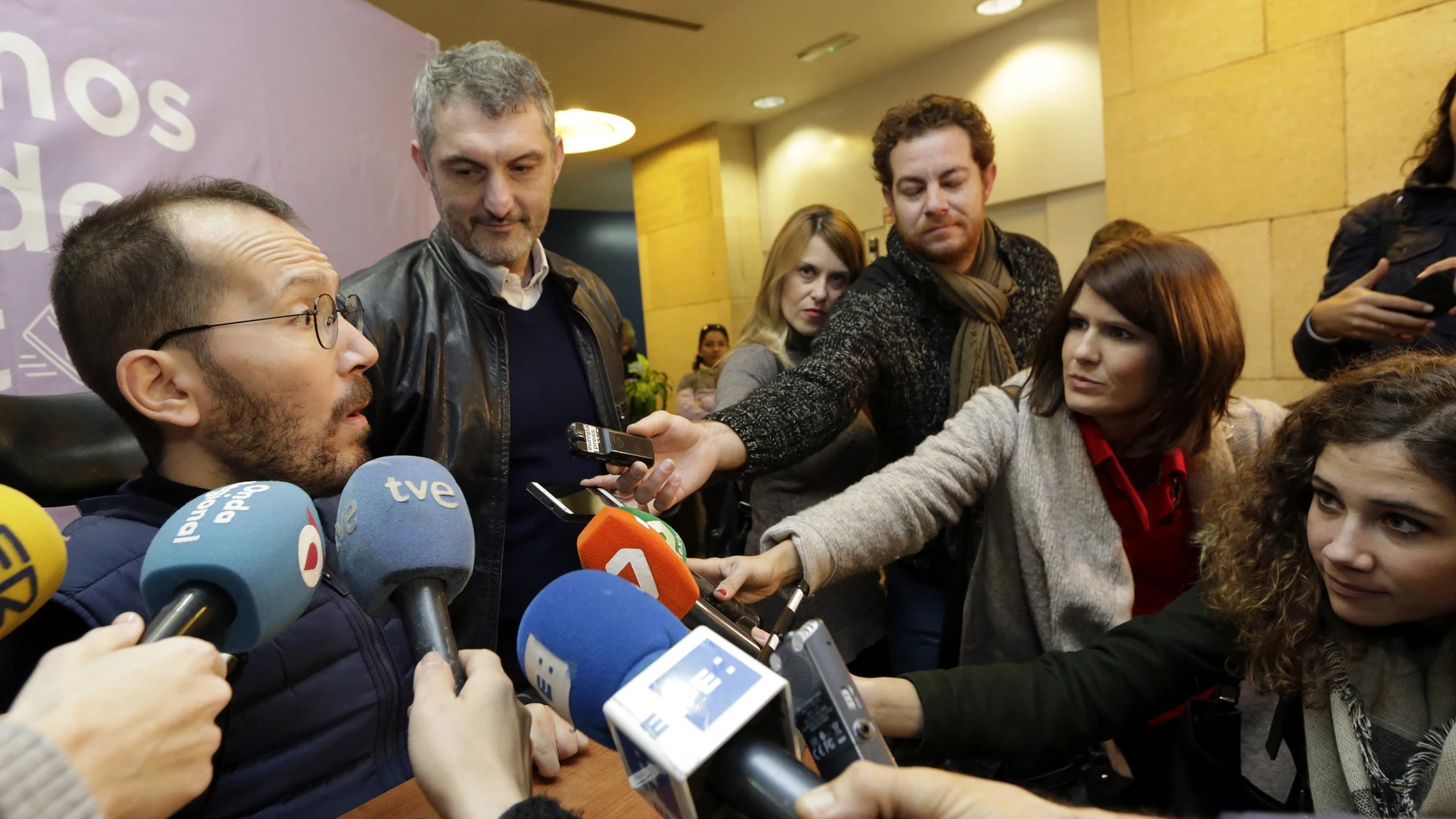 El secretario de organización estatal de Podemos, Pablo Echenique, hace declaraciones a los medios de comucicación en una reunión de todos los círculos de este partido en la comunidad de Murcia