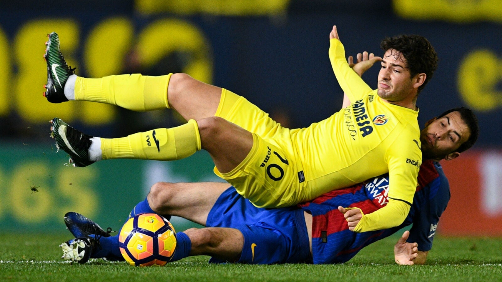 Busquets realiza una entrada a Pato