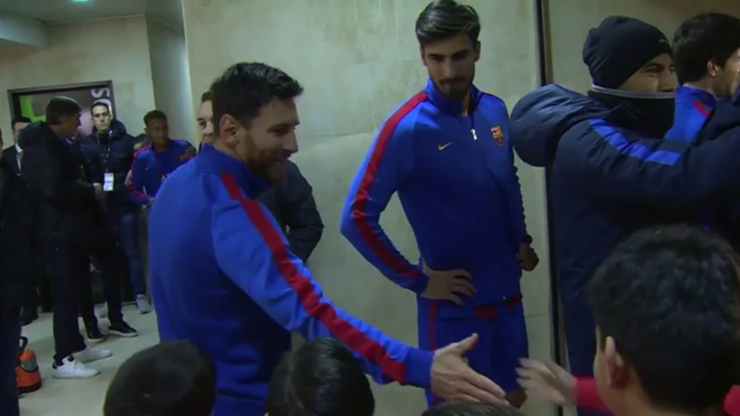 Messi cumple el sueño de varios niños Messi cumple el sueño de varios niños