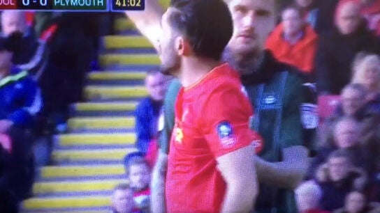 Un jugador del Plymouth mete su mano en el sobaco de Emre Can