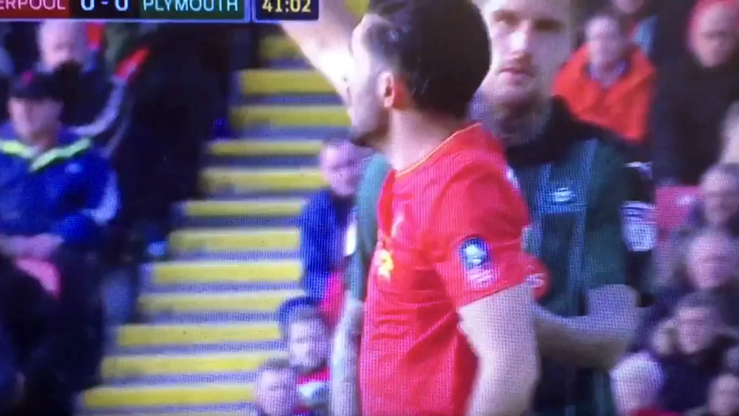 Un jugador del Plymouth mete su mano en el sobaco de Emre Can Un jugador del Plymouth mete su mano en el sobaco de Emre Can