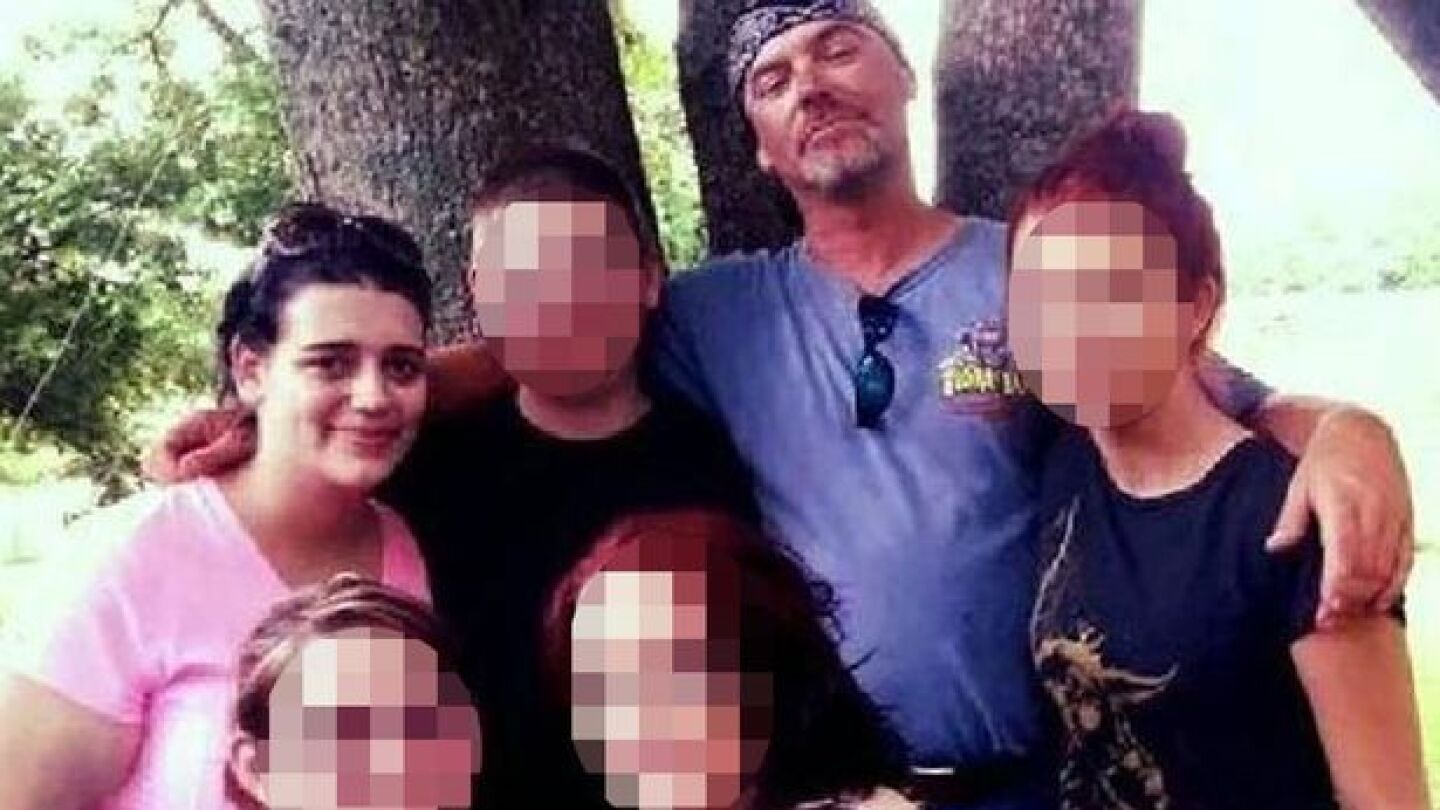 En la imagen, Jay Maynor y su hija junto a otros familiares