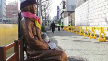 Estatua de una esclava sexual puesta frente al consulado japonés en Busán, Corea del Sur, que homenajea a las mujeres coreanas forzadas a la esclavitud sexual