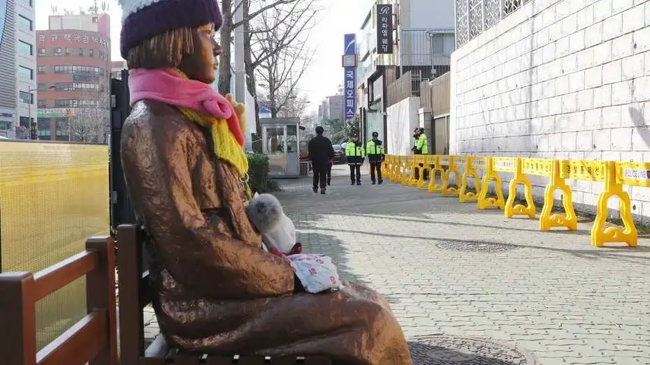 Estatua de una esclava sexual puesta frente al consulado japonés en Busán, Corea del Sur, que homenajea a las mujeres coreanas forzadas a la esclavitud sexual