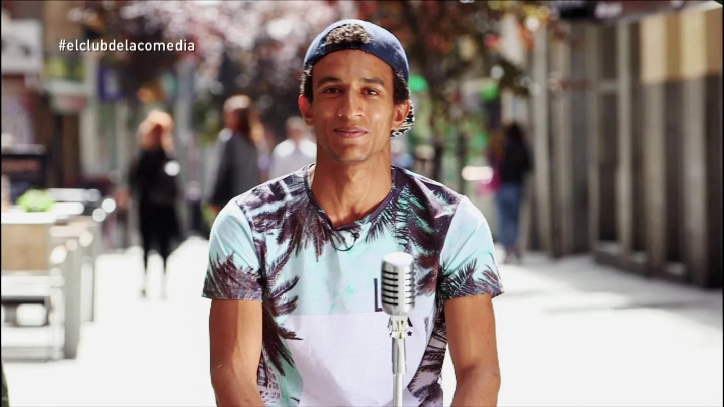 Un joven en la calle de la comedia Un joven en la calle de la comedia