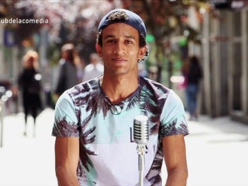 Un joven en la calle de la comedia Un joven en la calle de la comedia