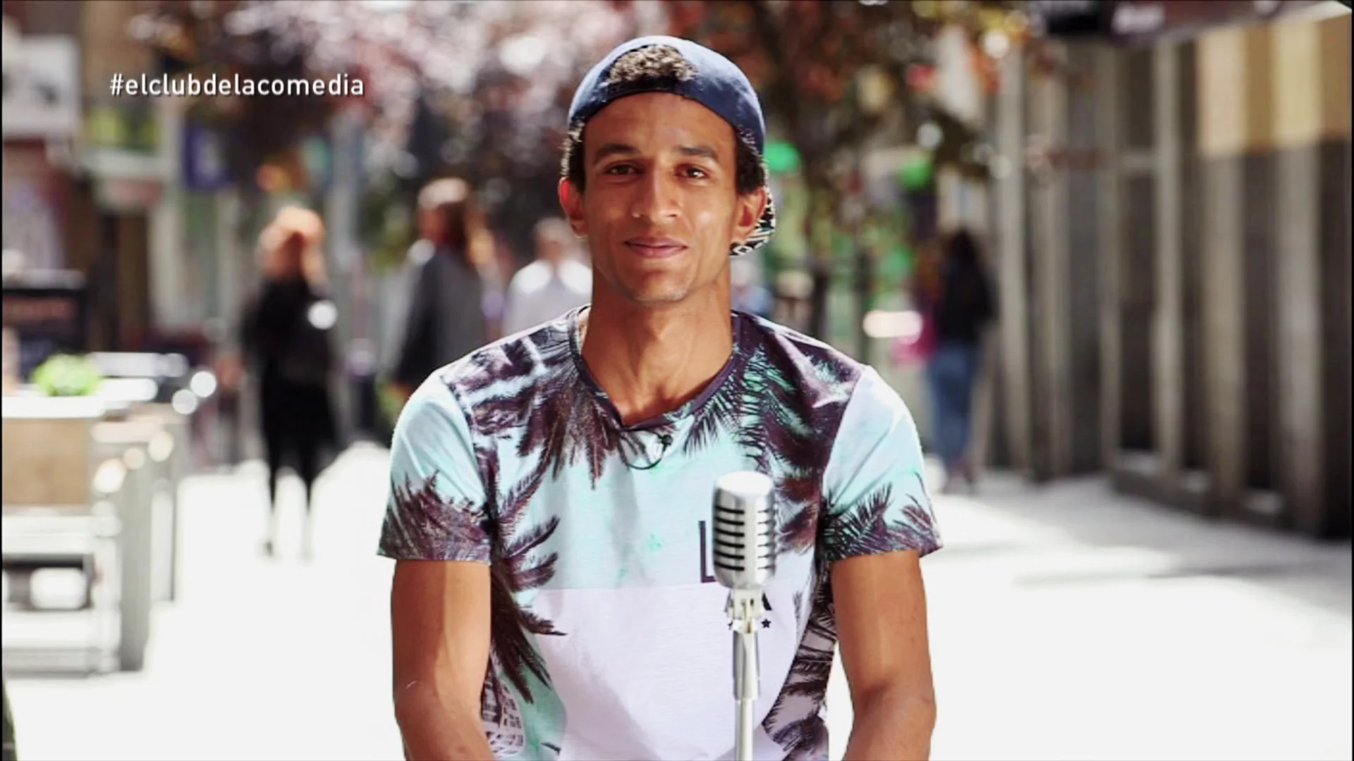 Un joven en la calle de la comedia