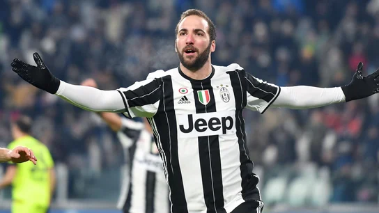 Higuaín celebrando uno de sus goles Higuaín celebrando uno de sus goles