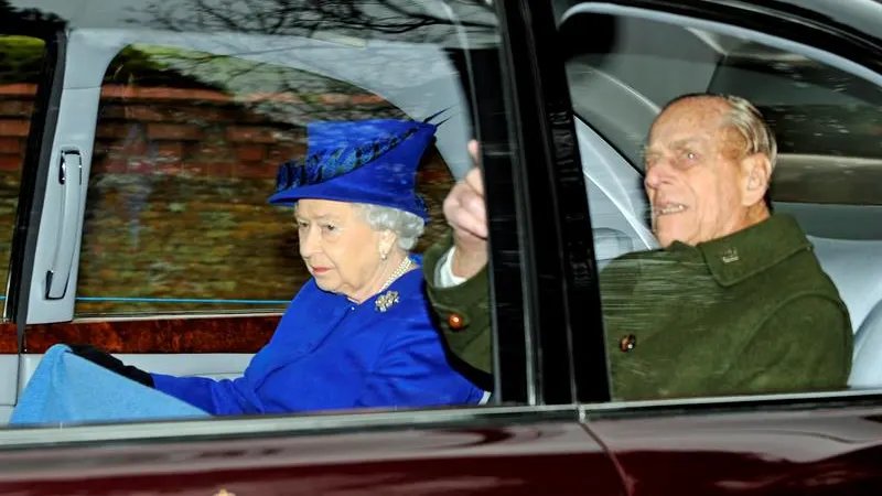 La reina Isabel II abandona, junto a su esposo el Duque de Edimburgo, la iglesia de Santa María Magdalena.