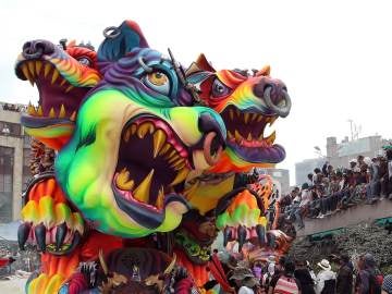 Enormes esculturas rodantes del carnaval de Negros y Blancos Enormes esculturas rodantes del carnaval de Negros y Blancos