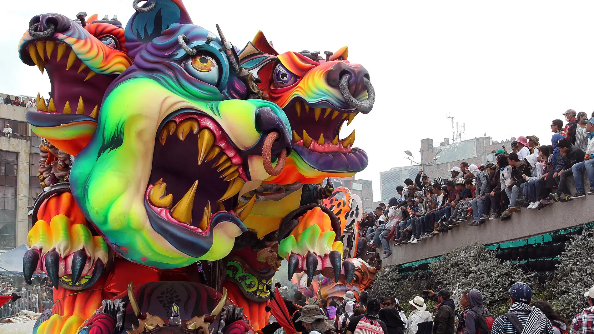 Enormes esculturas rodantes del carnaval de Negros y Blancos
