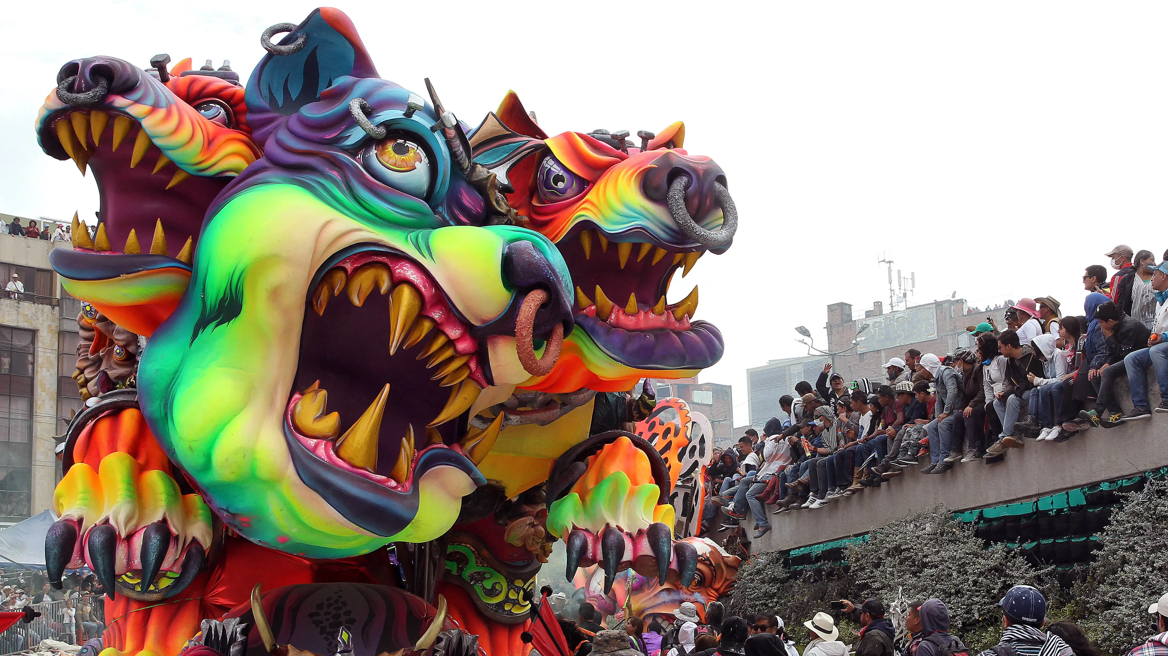 Enormes esculturas rodantes del carnaval de Negros y Blancos