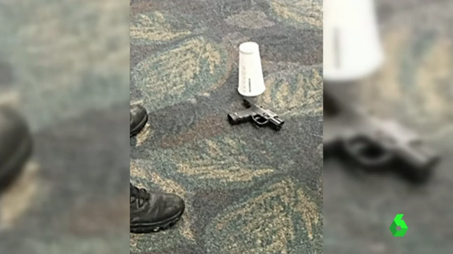 Frame 60.981289 de: El atacante del aeropuerto de Florida contaba con un permiso de armas a pesar de presentar problemas mentales