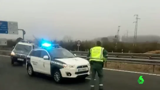 Frame 5.834415 de: Un kamikaze choca brutalmente contra un coche de la Guardia Civil en una autopista de Granada Frame 5.834415 de: Un kamikaze choca brutalmente contra un coche de la Guardia Civil en una autopista de Granada