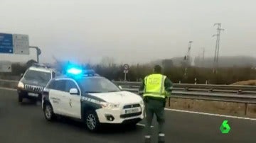 Frame 5.834415 de: Un kamikaze choca brutalmente contra un coche de la Guardia Civil en una autopista de Granada