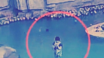 Mujer en la piscina mirando el móvil mientras su hijo se ahoga