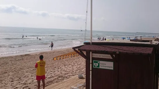 Socorrista en una de las playas de Elche. Socorrista