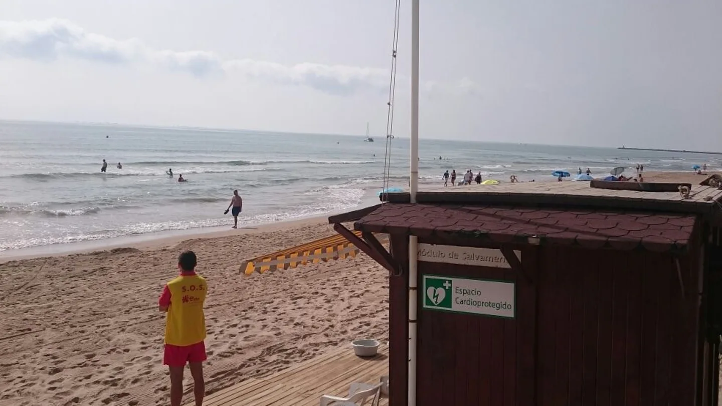 Socorrista en una de las playas de Elche. Socorrista