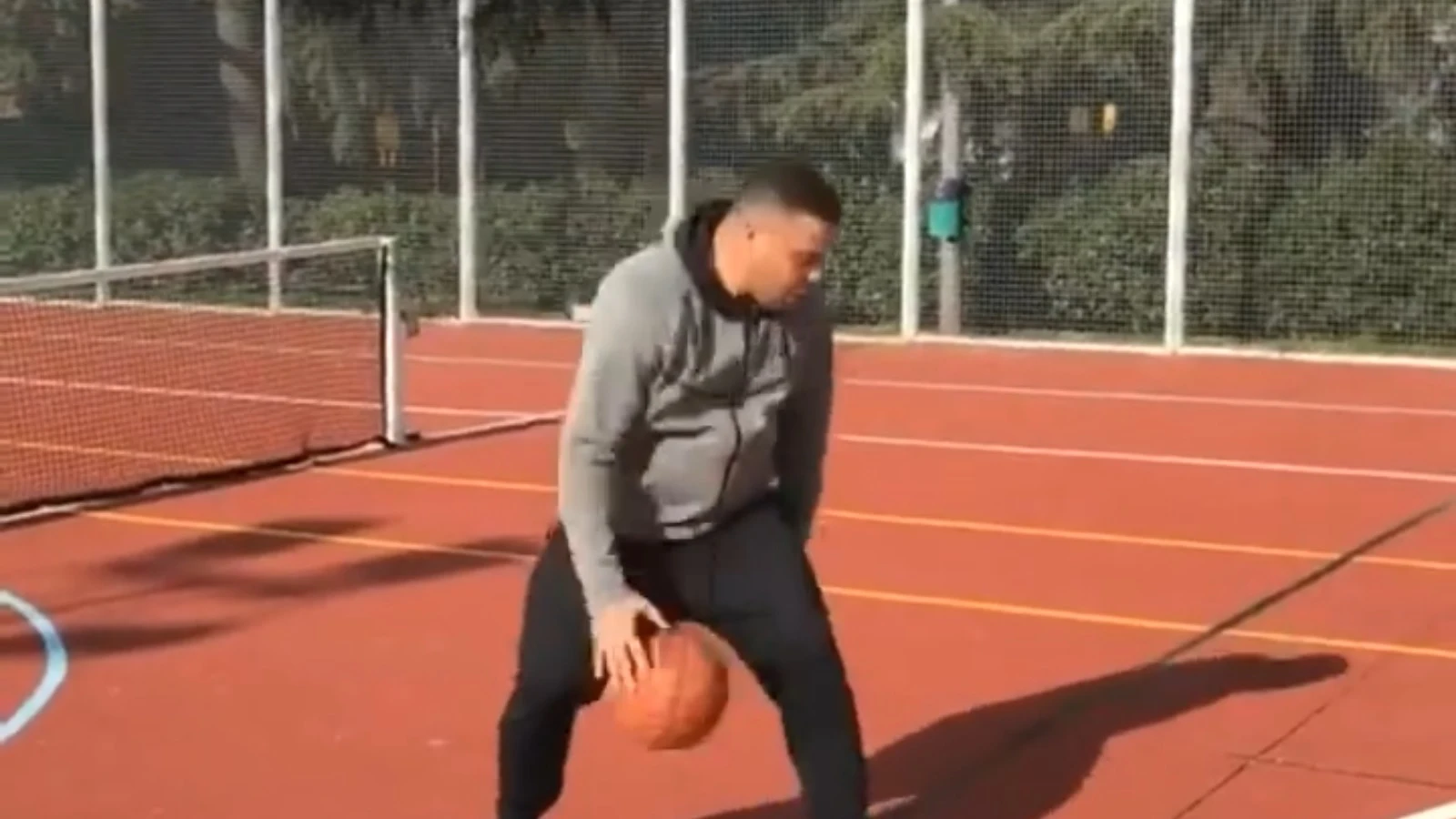 Ronaldo Nazario entrena al baloncesto