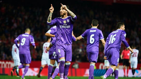 Sergio Ramos hace un gesto a parte de la grada sevillista en el Pizju&aacute;n